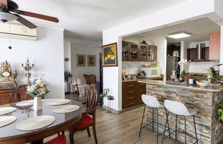 Apartment in Punta Paitilla I with balcony and 2 parking spaces.