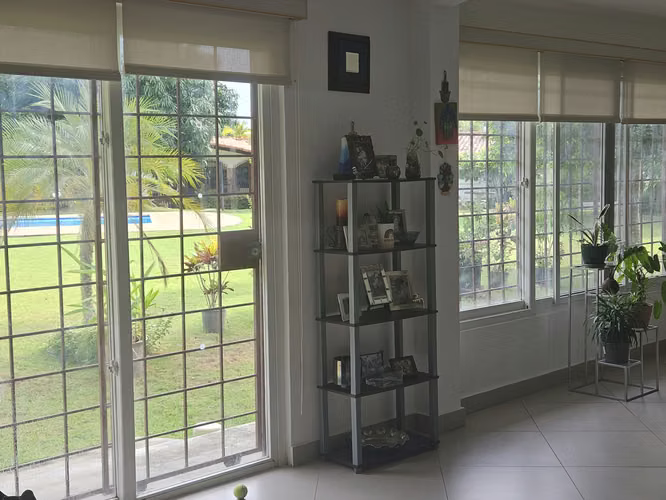 exclusiva villa con jardin