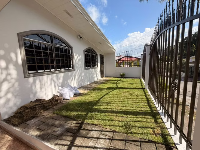 NC120 Se vende amplia y cómoda casa ubicada en Villa Zaita