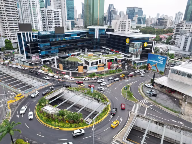 Alquiler de Local Comercial en Street Mall, 458 m² - Imagen 1