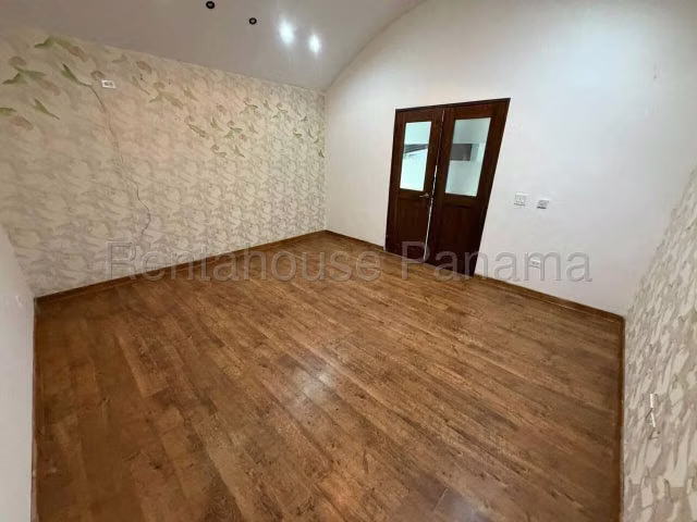 Alquiler Casa Comercial en El Cangrejo IH27-2292