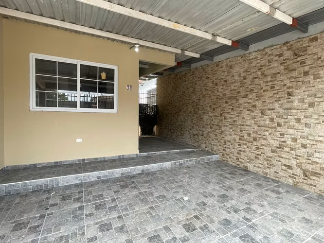 SE ALQUILA CASA -  AMPLIA Y CENTRICA - Imagen 2