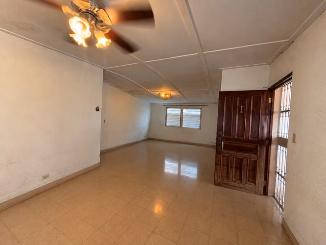Se vende casa de 375 mts en Altos del Chase - Imagen 11