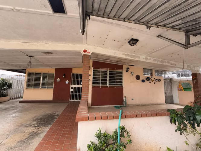 Se vende casa de 375 mts en Altos del Chase - Imagen 7