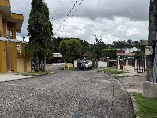 Se vende casa de 375 mts en Altos del Chase - Imagen 4