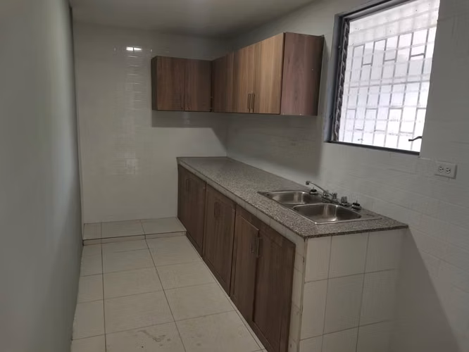 VENDO LINDA CASA EN RESIDENCIAL VISTA ALEGRE, CERCA A LA ESTACIÓN DEL METRO - Imagen 3
