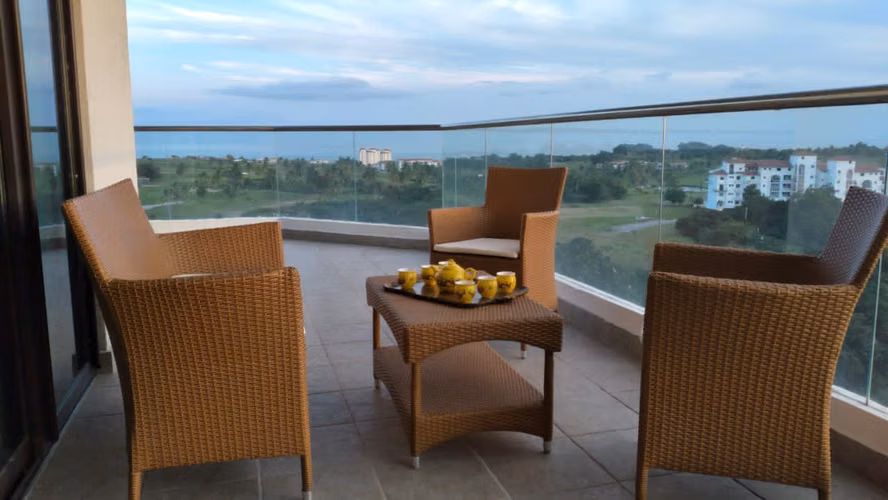 Vive con una vista de 180° al Pacífico | PH Las Olas1 Vista Mar | $2,000