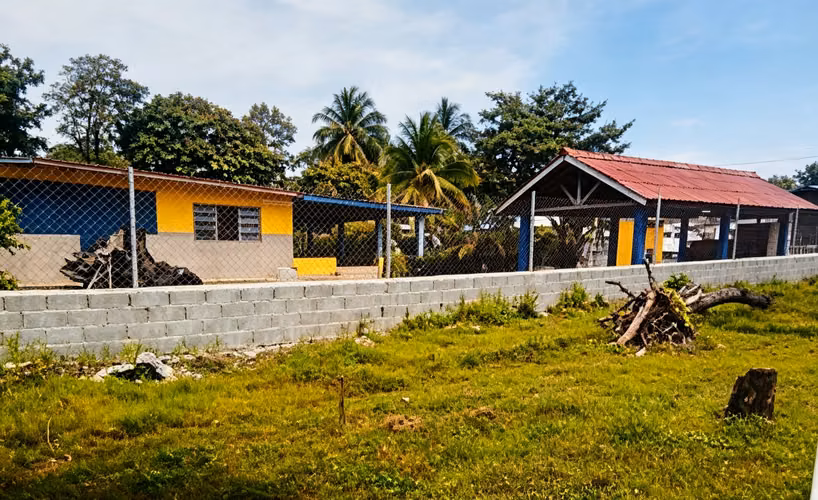 VENDO EXCELENTE TERRENO CON CASA PARA REMODELAR - Imagen 5