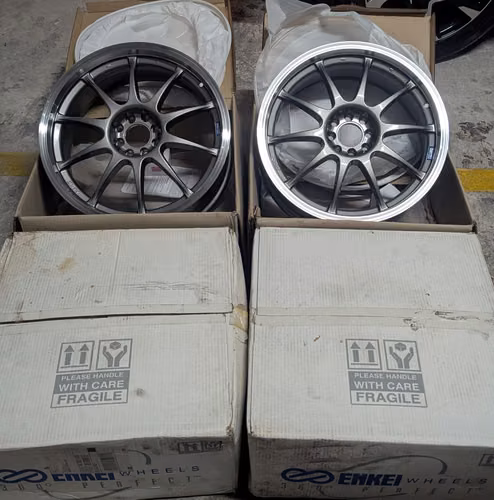 JUEGO DE 4 RINES ENKEI J10 ORIGINALES (18”) – ¡PRÁCTICAMENTE NUEVOS!