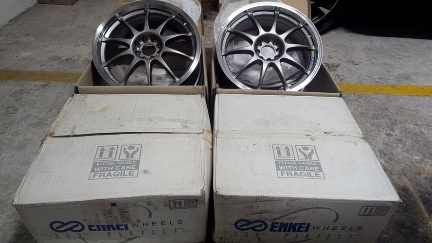 JUEGO DE 4 RINES ENKEI J10 ORIGINALES (18”) – ¡PRÁCTICAMENTE NUEVOS!