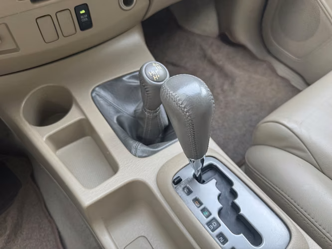 TOYOTA FORTUNER SRV 2010 · DIÉSEL 3.0 D-4D · 4X4 · 7 PUESTOS · CUERO MC008 - Imagen 12