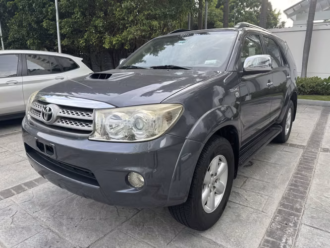 TOYOTA FORTUNER SRV 2010 · DIÉSEL 3.0 D-4D · 4X4 · 7 PUESTOS · CUERO MC008