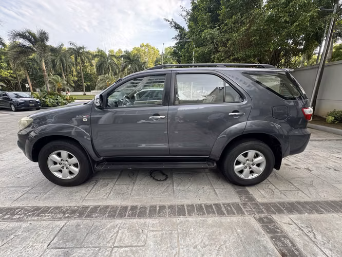 TOYOTA FORTUNER SRV 2010 · DIÉSEL 3.0 D-4D · 4X4 · 7 PUESTOS · CUERO MC008 - Imagen 8