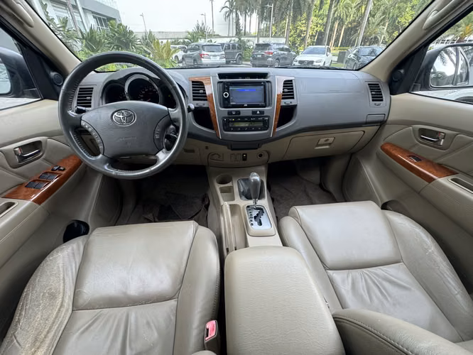 TOYOTA FORTUNER SRV 2010 · DIÉSEL 3.0 D-4D · 4X4 · 7 PUESTOS · CUERO MC008 - Imagen 9