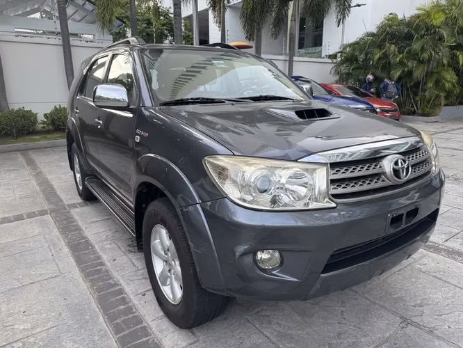 TOYOTA FORTUNER SRV 2010 · DIÉSEL 3.0 D-4D · 4X4 · 7 PUESTOS · CUERO MC008 - Imagen 3