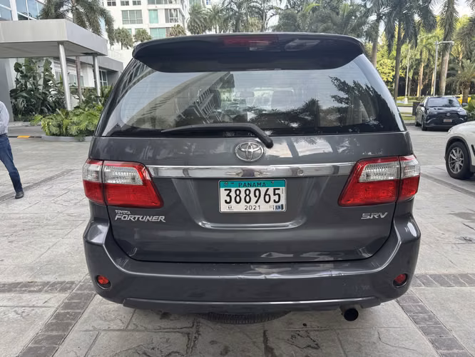 TOYOTA FORTUNER SRV 2010 · DIÉSEL 3.0 D-4D · 4X4 · 7 PUESTOS · CUERO MC008 - Imagen 6