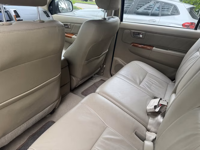 TOYOTA FORTUNER SRV 2010 · DIÉSEL 3.0 D-4D · 4X4 · 7 PUESTOS · CUERO MC008 - Imagen 10