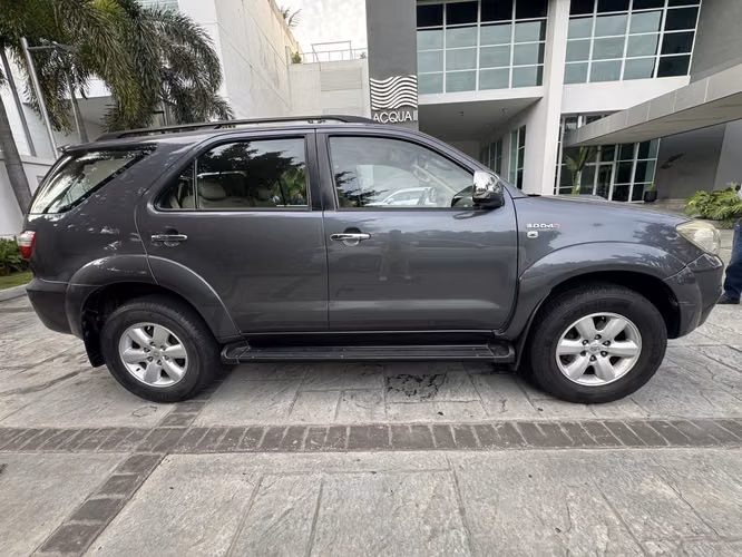 TOYOTA FORTUNER SRV 2010 · DIÉSEL 3.0 D-4D · 4X4 · 7 PUESTOS · CUERO MC008 - Imagen 4
