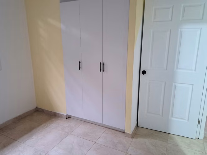 Alquilo apartamento iluminado, fresco, cerca Versalles - Imagen 6