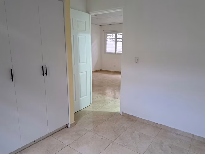 Alquilo apartamento iluminado, fresco, cerca Versalles - Imagen 7