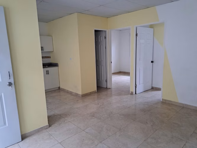 Alquilo apartamento iluminado, fresco, cerca Versalles