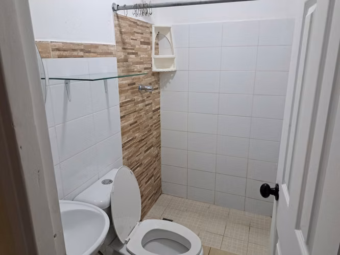 Alquilo apartamento iluminado, fresco, cerca Versalles - Imagen 5