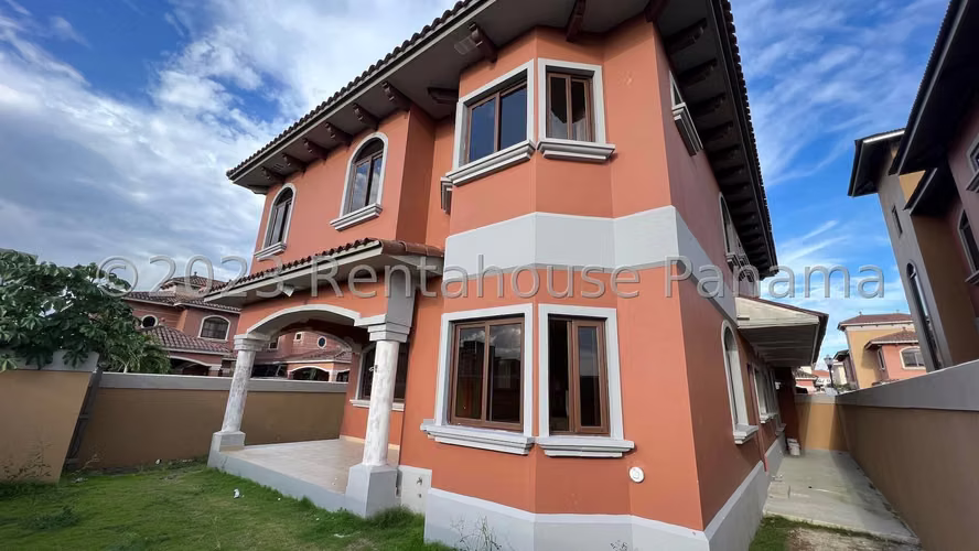 Venta de Casa a Estrenar en PH El Doral, Costa Sur 24-2109GG