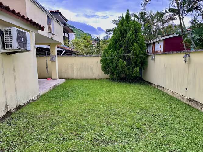Se vende casa con patio en Altos de Panama - Imagen 3