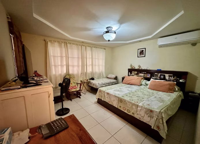 Se vende casa con patio en Altos de Panama - Imagen 13