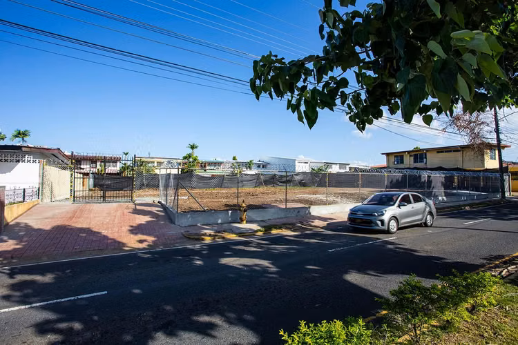 SE VENDE O ALQUILA LOTE COMERCIAL EN CHANIS – SOBRE VÍA PRINCIPAL - Imagen 2