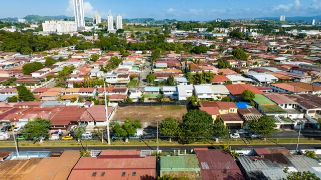 SE VENDE O ALQUILA LOTE COMERCIAL EN CHANIS – SOBRE VÍA PRINCIPAL - Imagen 5