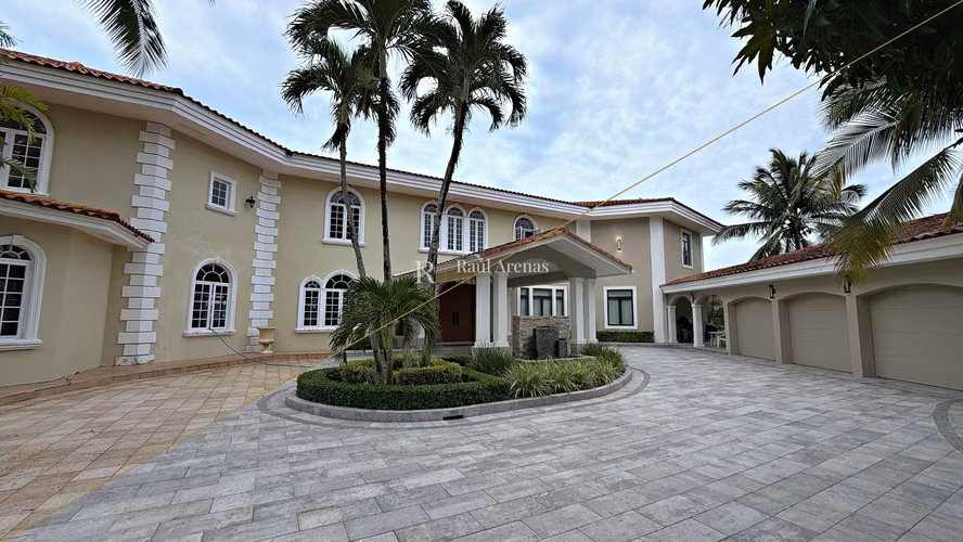 Chalet 5 Recámaras en Venta en Club de Golf, Comunidad Cerrada