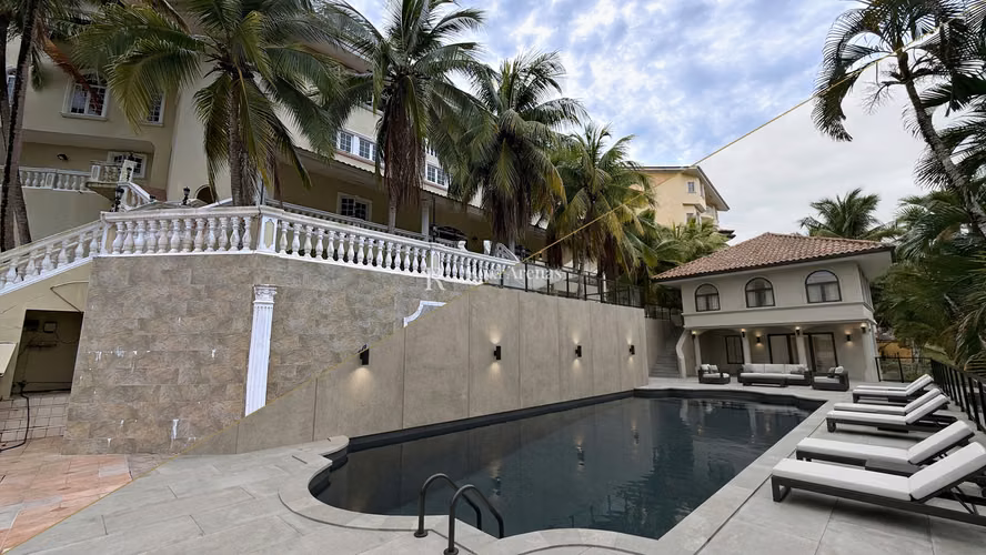 Chalet 5 Recámaras en Venta en Club de Golf, Comunidad Cerrada - Imagen 2
