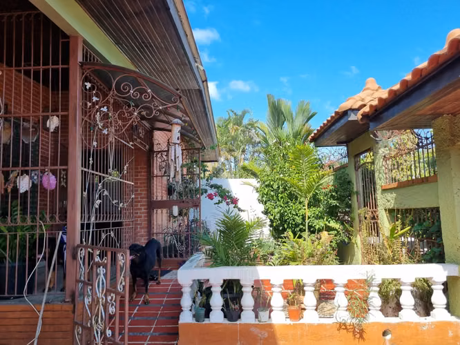 GANGA, VENTA DE HERMOSA CASA EN LAS CUMBRES - Imagen 4