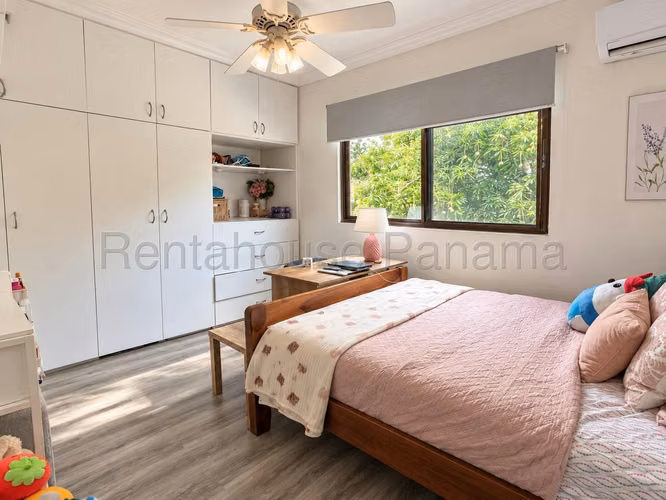 Venta de Amplia Casa con Estilo Colonial en Diablo 27*2334Mfk - Imagen 9
