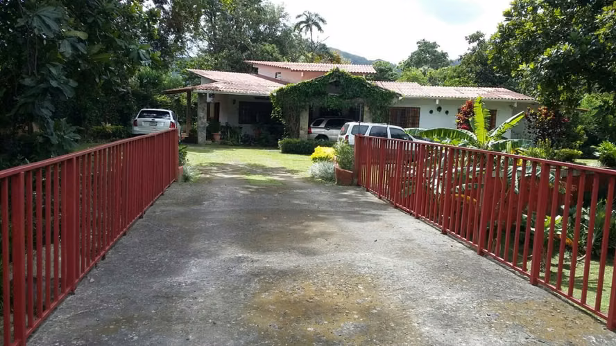 El Valle. 1975mts 2r 2.5b quebrada. Sobre la via principal $575,000.00 - Imagen 2