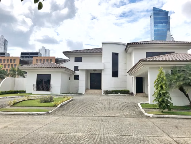 IS SOLD ELEGANT FAMILY HOUSE ON EAST COAST