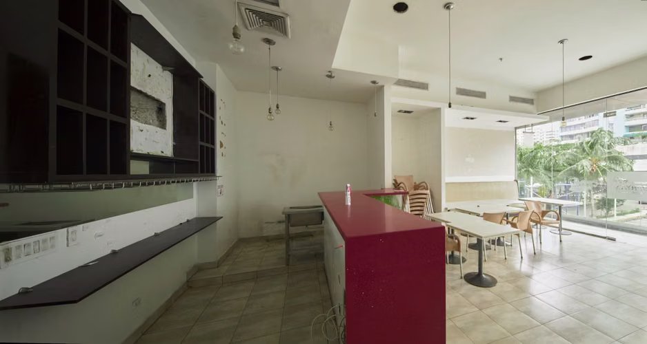 Alquiler de local comercial en avenida Balboa en plaza comercial (AA)