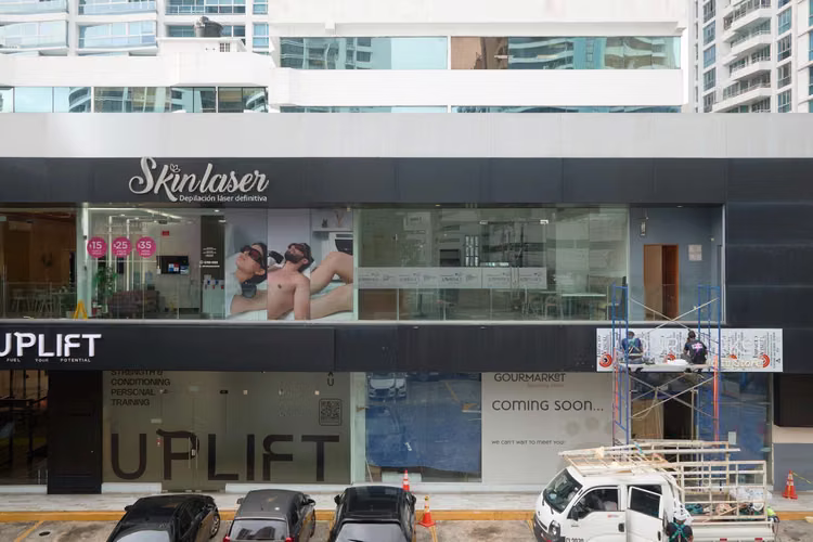Alquiler de local comercial en avenida Balboa en plaza comercial (AA)