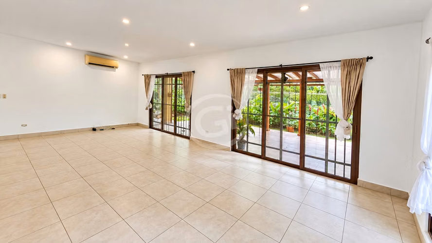 Venta Embassy Club Cómoda Casa Unifamiliar 4 hab. Precio de Oportunidad. - Imagen 2