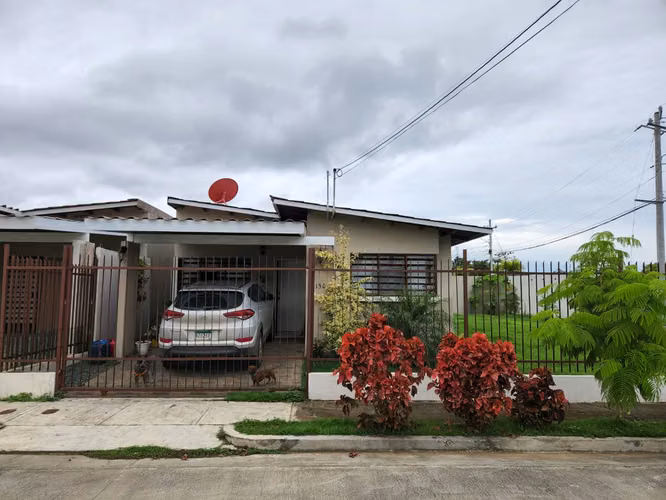 Alquimer de casa ubicada en esquina senderos de arraijan con un amplio terreno de 323 m²