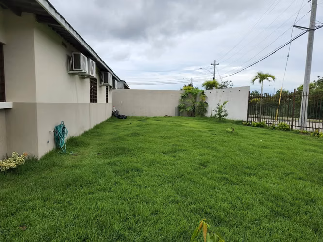 Alquimer de casa ubicada en esquina senderos de arraijan con un amplio terreno de 323 m²