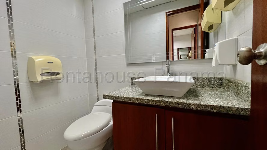 Venta de oficina ubicada en una de las torres empresariales más modernas de Obarrio 27*2377Mfk