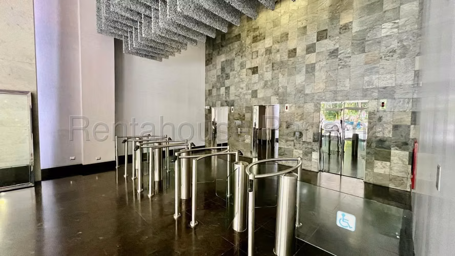 Venta de oficina ubicada en una de las torres empresariales más modernas de Obarrio 27*2377Mfk