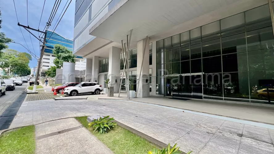 Venta de oficina ubicada en una de las torres empresariales más modernas de Obarrio 27*2377Mfk