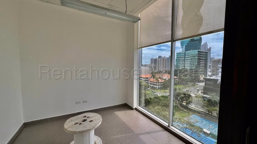 Venta de oficina ubicada en una de las torres empresariales más modernas de Obarrio 27*2377Mfk