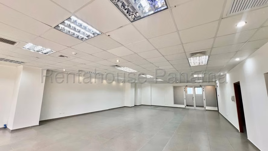 Venta de oficina ubicada en una de las torres empresariales más modernas de Obarrio 27*2377Mfk