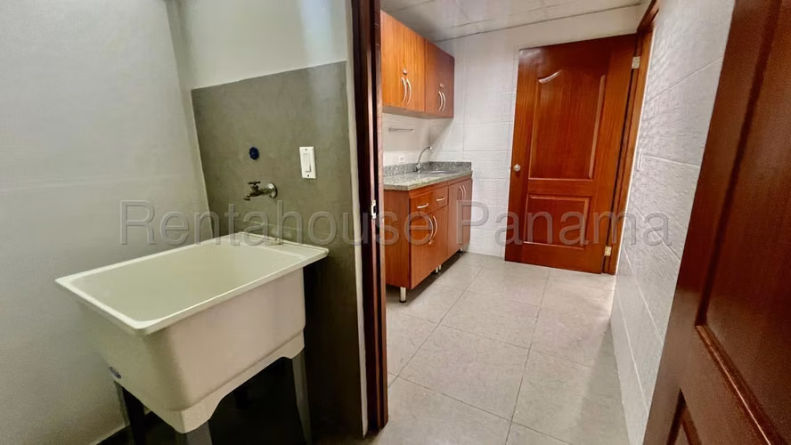 Venta de oficina ubicada en una de las torres empresariales más modernas de Obarrio 27*2377Mfk