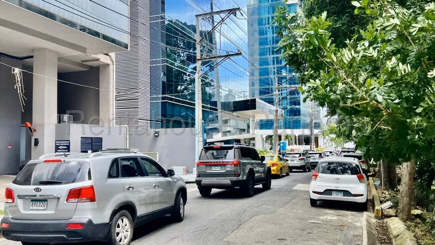 Venta de oficina ubicada en una de las torres empresariales más modernas de Obarrio 27*2377Mfk