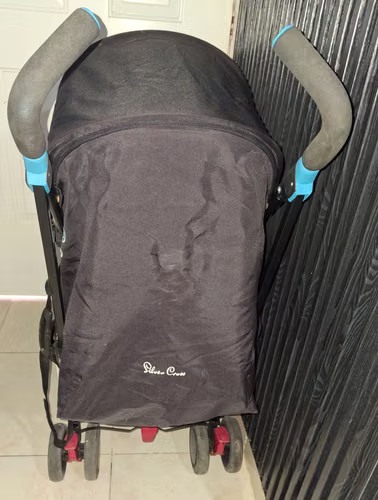 Cuna+ colchón grueso+ coche + silla de comer infantil